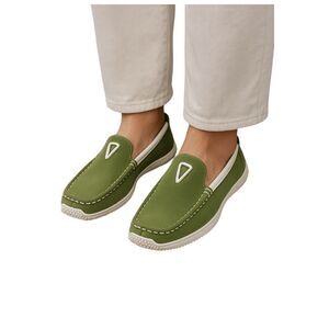 Predictions size 7.5 green suede driving Mocs .